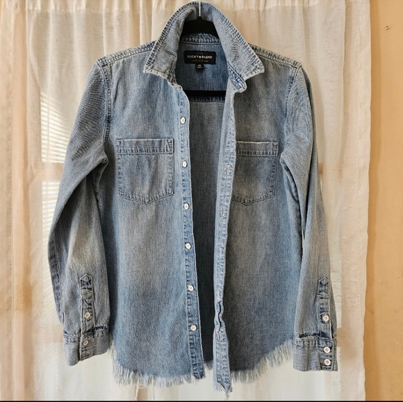 - LUCKY BRAND DENIM BUTTON DOWN SHIRT W/ RAW HEM WOMEN'S SIZE XS - Picture 1 of 9